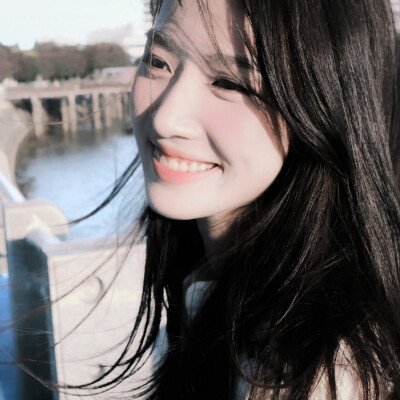 伦敦下雪那晚，那只逃走的波斯猫又回到了我的家，壁炉燃起的火焰疯长，落地钟的声响在回荡，热腾腾的红茶浸入我的身体，我们在酸涩的春天重逢。