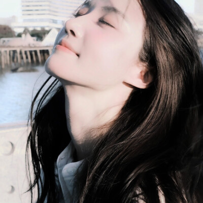 伦敦下雪那晚，那只逃走的波斯猫又回到了我的家，壁炉燃起的火焰疯长，落地钟的声响在回荡，热腾腾的红茶浸入我的身体，我们在酸涩的春天重逢。