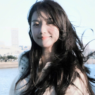 伦敦下雪那晚，那只逃走的波斯猫又回到了我的家，壁炉燃起的火焰疯长，落地钟的声响在回荡，热腾腾的红茶浸入我的身体，我们在酸涩的春天重逢。