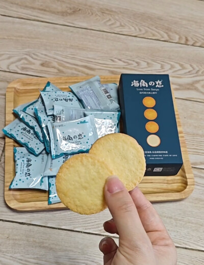 姐妹们吃点好的吧
说真的，很多夹心饼干吃到最后，感觉就是在啃“面粉+糖霜”，夹心味道还齁甜… 直到我遇到海角之恋白巧夹心饼干
它家的白巧是从比利时进口的，质地细腻，入口即化，而且没有反式脂肪酸
饼干部分酥…