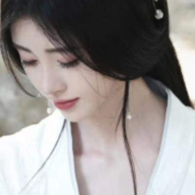 绛紫蝶骸悬于枯枝