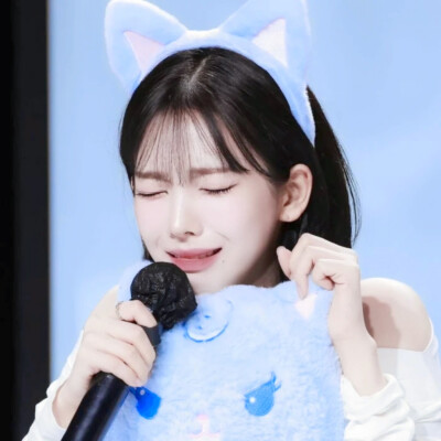 你的眼眶流出冷色调的雪落霜降