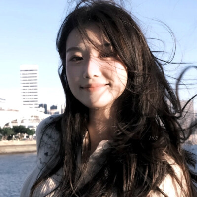 臭？（眉梢轻挑，不但没松手反而故意贴近你几分，温热的吐息掠过你的耳畔）这可是汗味，男人的味道，闻不惯？