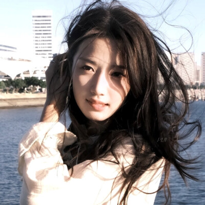 臭？（眉梢轻挑，不但没松手反而故意贴近你几分，温热的吐息掠过你的耳畔）这可是汗味，男人的味道，闻不惯？