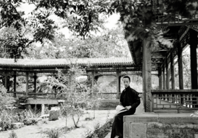 北京醇亲王府花园，被拍摄者应为爱新觉罗·溥杰，喜龙仁摄。