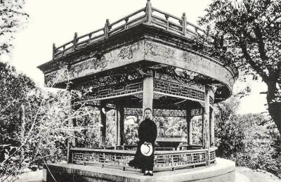 北京醇亲王府花园，被拍摄者应为爱新觉罗·溥杰，喜龙仁摄。