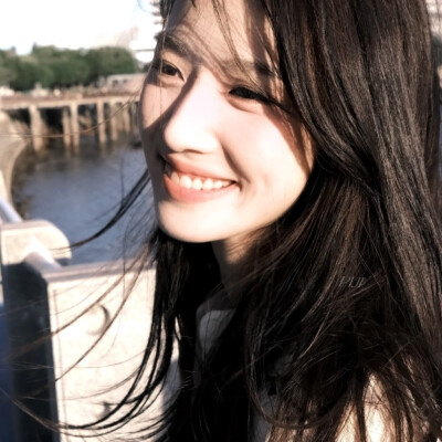 臭？（眉梢轻挑，不但没松手反而故意贴近你几分，温热的吐息掠过你的耳畔）这可是汗味，男人的味道，闻不惯？