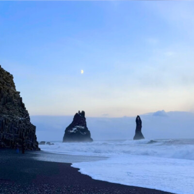 你的眼眶流出冷色调的雪落霜降