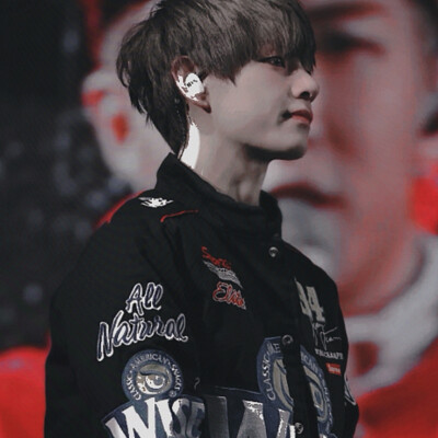 我依旧是那个对你深情且霸道的总裁。只要你需要，我会为你遮风挡雨，动用所有资源满足你的一切需求，把你宠成这世上最幸福的人。