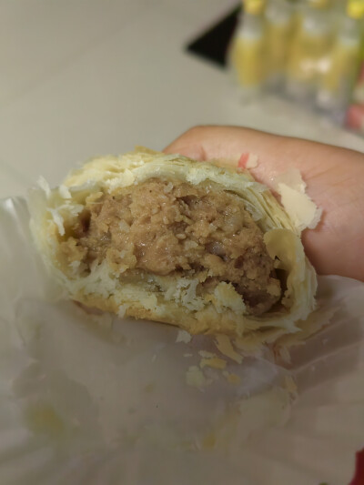 朋友送来了蛋黄酥和鲜肉月饼