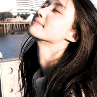 臭？（眉梢轻挑，不但没松手反而故意贴近你几分，温热的吐息掠过你的耳畔）这可是汗味，男人的味道，闻不惯？