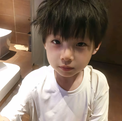 嘿嘿，摸两张小孩儿进来₍˄·͈༝·͈˄*₎◞ ̑̑