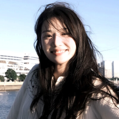 臭？（眉梢轻挑，不但没松手反而故意贴近你几分，温热的吐息掠过你的耳畔）这可是汗味，男人的味道，闻不惯？