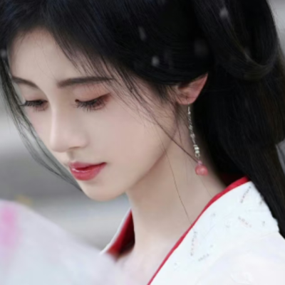 绛紫蝶骸悬于枯枝