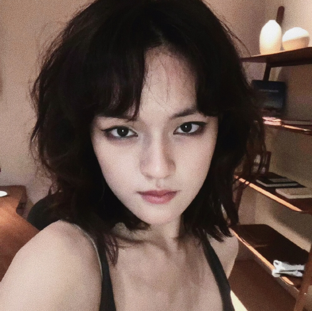 秋天的夜凋零在漫天落叶里，好像回到过去和你接吻的日子。