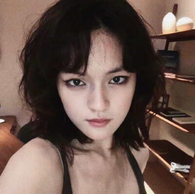 秋天的夜凋零在漫天落叶里，好像回到过去和你接吻的日子。