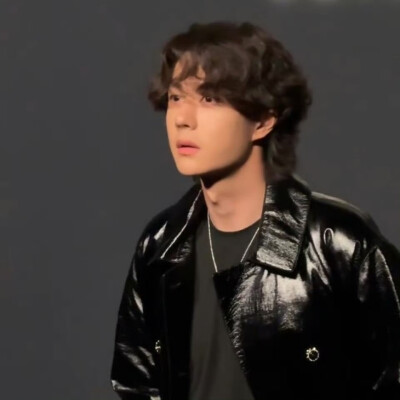 王一博 【20250814 香奈儿蔚蓝之夜】
找红色手机好可爱
见水印