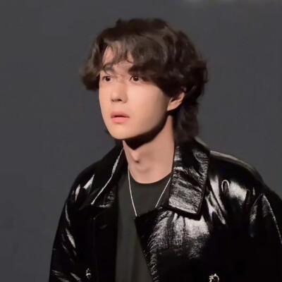 王一博 【20250814 香奈儿蔚蓝之夜】
找红色手机好可爱
见水印