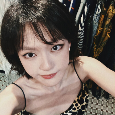 秋天的夜凋零在漫天落叶里，好像回到过去和你接吻的日子。