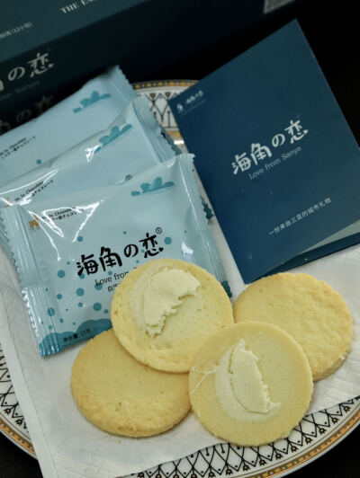 三亚，你不宣传这个你糊涂啊
前段时间在三亚旅游，被海边漂亮的小姐姐投喂，吃了一次就念念不忘，根本无法拒绝海角之恋
优点：三亚本土特色品牌，线上线下都有店，很有当地风味✨
椰子味特别浓郁，30%的海南椰丝，烤…