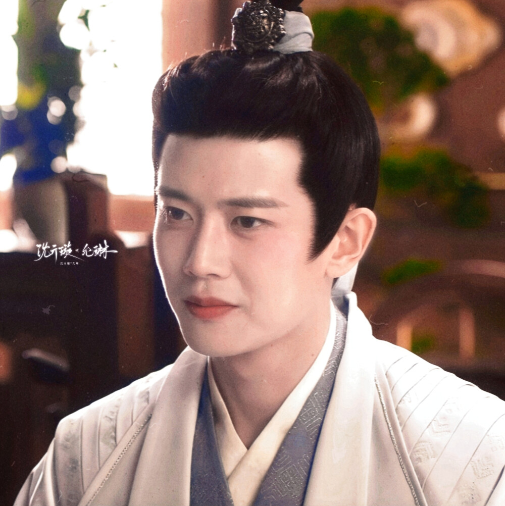 “这就是小南辰王，待人宽容，处事低调，他不怒自威，却毫无王爷的架子。”
