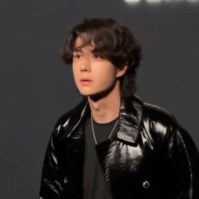 王一博 【20250814 香奈儿蔚蓝之夜】
找红色手机好可爱
见水印