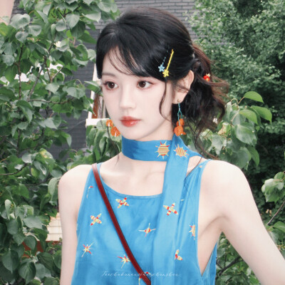 田曦薇.