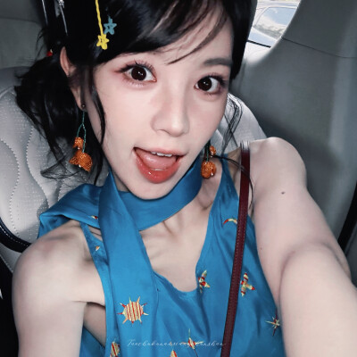 田曦薇.