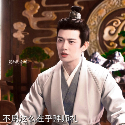 “这就是小南辰王，待人宽容，处事低调，他不怒自威，却毫无王爷的架子。”