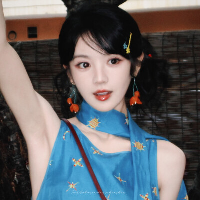 田曦薇.