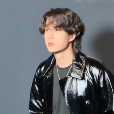 王一博 【20250814 香奈儿蔚蓝之夜】
找红色手机好可爱
见水印