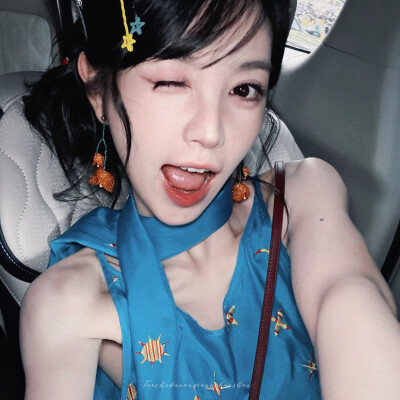 田曦薇.