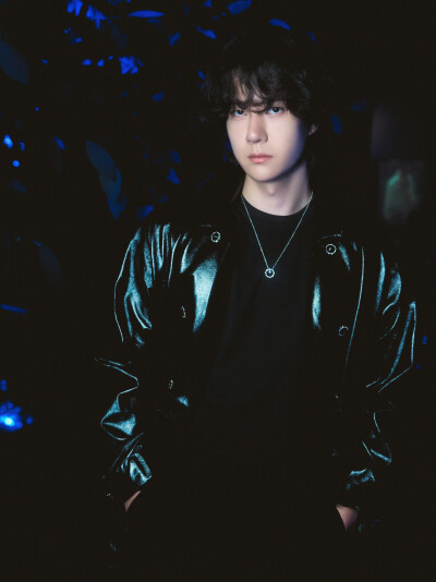 YIBO-OFFICIAL：
在光与暗的临界点，邂逅一抹蔚蓝，如海洋般辽阔，似黑夜般神秘。@UNIQ-王一博 ​​​
