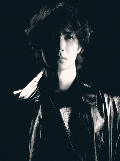YIBO-OFFICIAL：
在光与暗的临界点，邂逅一抹蔚蓝，如海洋般辽阔，似黑夜般神秘。@UNIQ-王一博 ​​​