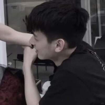 很喜欢被摸摸头说乖