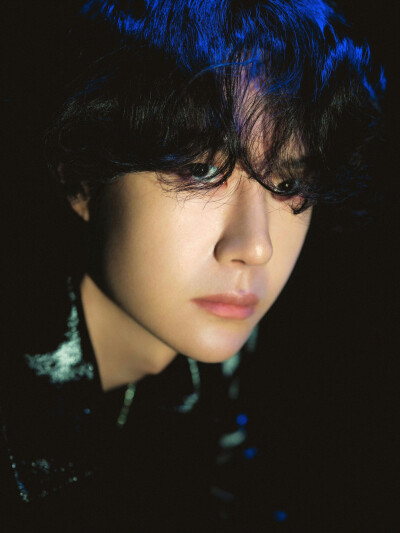 YIBO-OFFICIAL：
潜入深邃秘境，星芒雕刻出夜的轮廓。
极蓝似黑，唤作蔚蓝。@UNIQ-王一博 ​​​