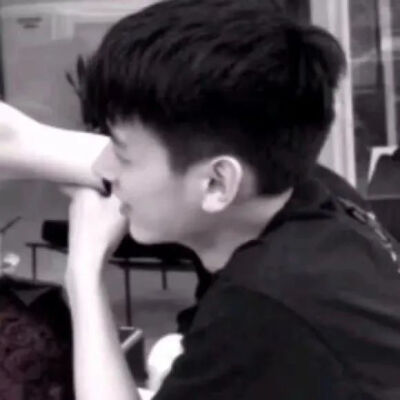 很喜欢被摸摸头说乖