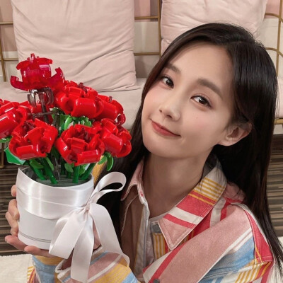 李一桐头像壁纸背景图