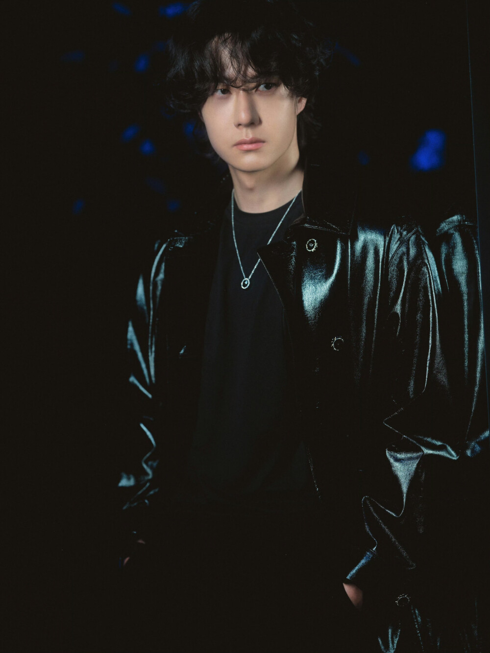 YIBO-OFFICIAL：
在光与暗的临界点，邂逅一抹蔚蓝，如海洋般辽阔，似黑夜般神秘。@UNIQ-王一博 ​​​