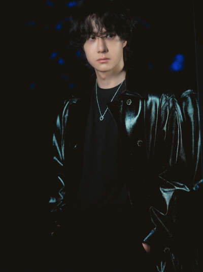 YIBO-OFFICIAL：
在光与暗的临界点，邂逅一抹蔚蓝，如海洋般辽阔，似黑夜般神秘。@UNIQ-王一博 ​​​