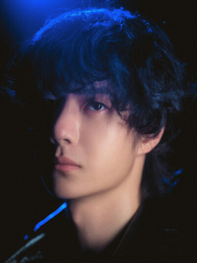 YIBO-OFFICIAL：
在光与暗的临界点，邂逅一抹蔚蓝，如海洋般辽阔，似黑夜般神秘。@UNIQ-王一博 ​​​