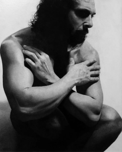 马可·孔德罗是一位意大利当代超写实主义画家，1974 年出生于西西里岛的锡拉库萨，现居罗马。孔德罗的作品以超写实主义和照相写实主义风格为主，擅长使用油画在画布上创作静物和人物肖像。他的作品细致入微，常常呈现…