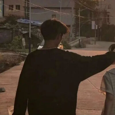 很喜欢被摸摸头说乖