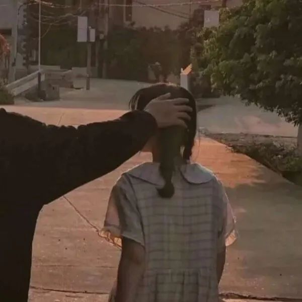 很喜欢被摸摸头说乖