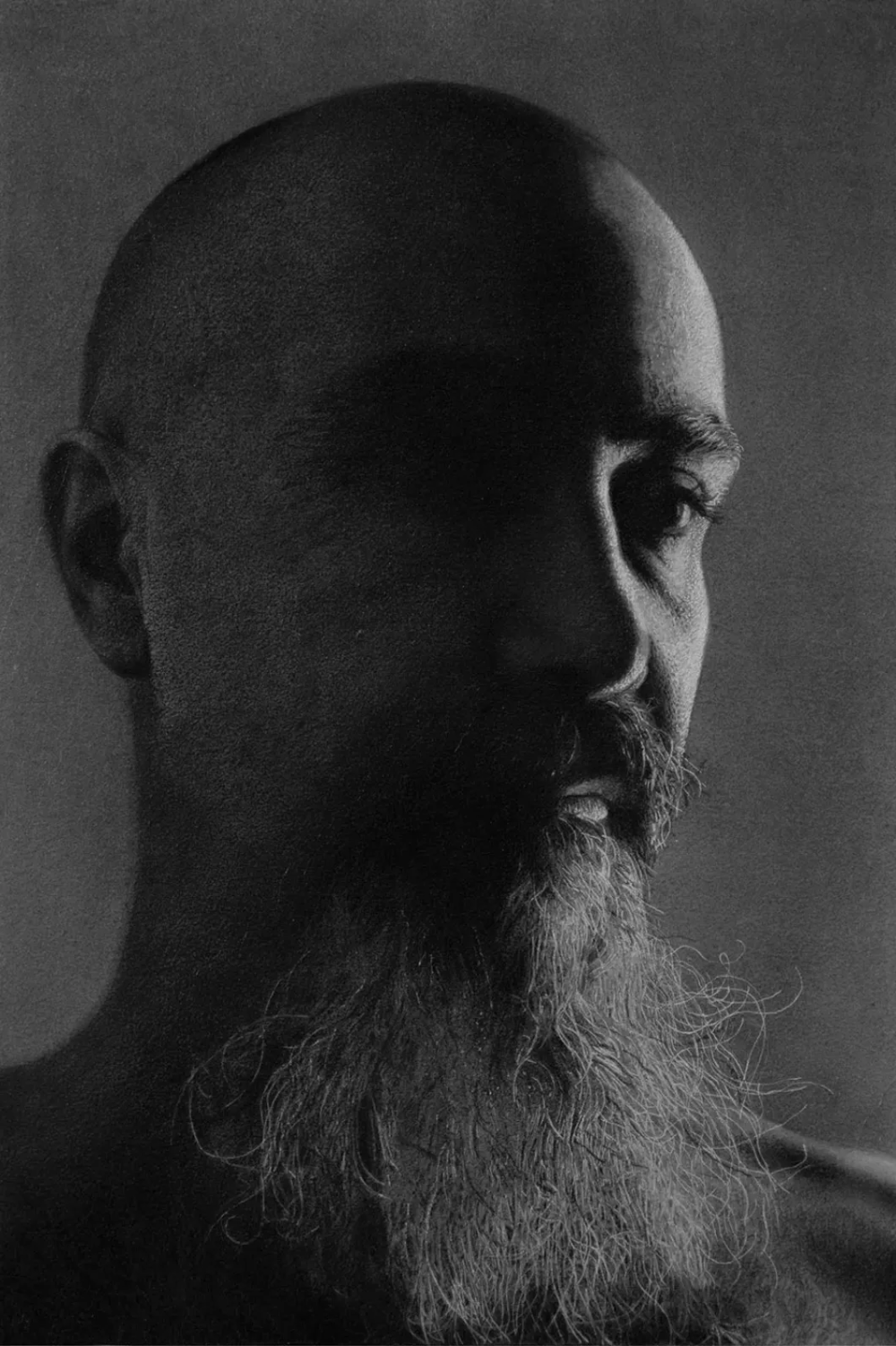 马可·孔德罗是一位意大利当代超写实主义画家，1974 年出生于西西里岛的锡拉库萨，现居罗马。孔德罗的作品以超写实主义和照相写实主义风格为主，擅长使用油画在画布上创作静物和人物肖像。他的作品细致入微，常常呈现出逼真的质感和光影效果，展现了他对细节的极致追求。