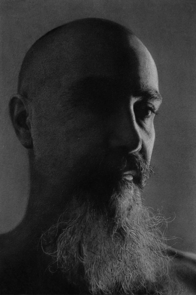 马可·孔德罗是一位意大利当代超写实主义画家，1974 年出生于西西里岛的锡拉库萨，现居罗马。孔德罗的作品以超写实主义和照相写实主义风格为主，擅长使用油画在画布上创作静物和人物肖像。他的作品细致入微，常常呈现…