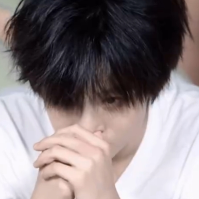 眼泪总偷偷的躲在眼眶