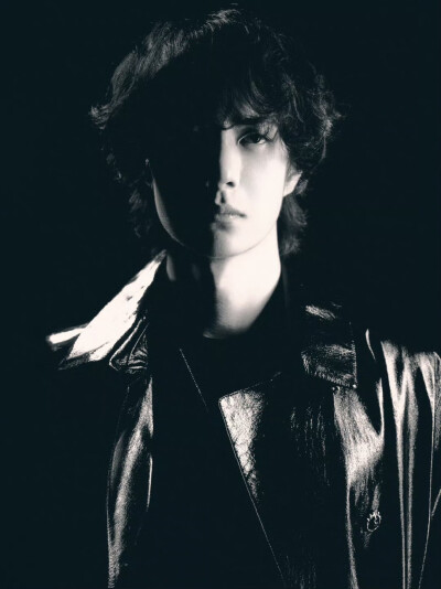 #王一博[超话]#
在光与暗的临界点，邂逅一抹蔚蓝，如海洋般辽阔，似黑夜般神秘。@UNIQ-王一博 ​​​