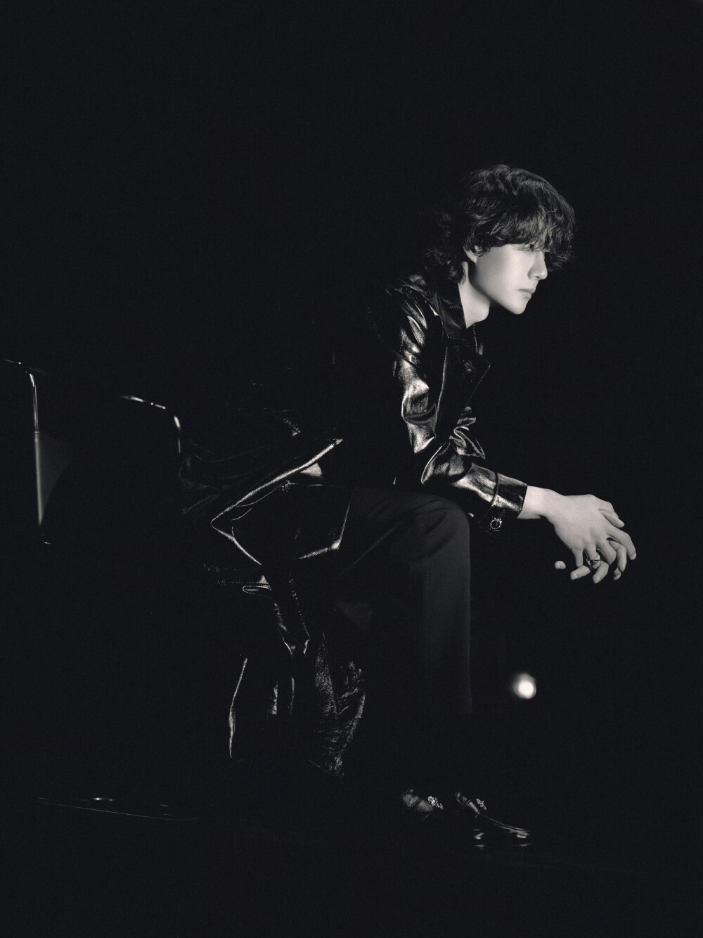 YIBO-OFFICIAL：
潜入深邃秘境，星芒雕刻出夜的轮廓。
极蓝似黑，唤作蔚蓝。@UNIQ-王一博 ​​​