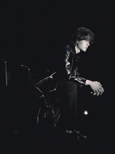 YIBO-OFFICIAL：
潜入深邃秘境，星芒雕刻出夜的轮廓。
极蓝似黑，唤作蔚蓝。@UNIQ-王一博 ​​​